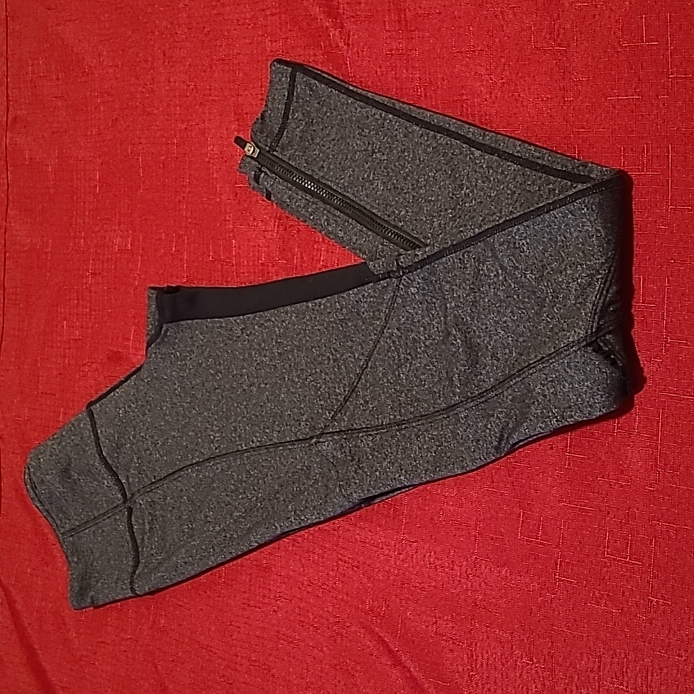 Lululemon Atletica Leggings for Women, Size 4, Color Dark Gray and Black ⚫️